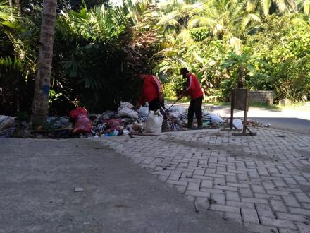 Pemerintah Desa Karanggandu Bersihkan Sampah Disekitaran TPS Bedodong